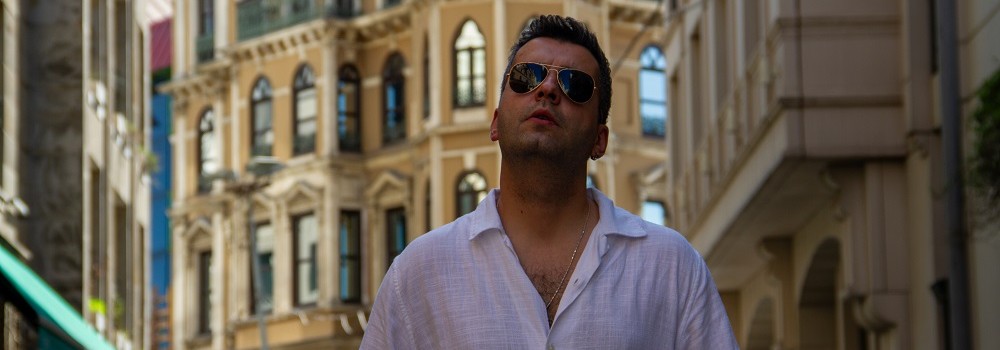 Burak Ertan, “Gülüşüne Ağlardım” adlı yepyeni şarkısı ile 15 Ağustos’ta yayında olacak!