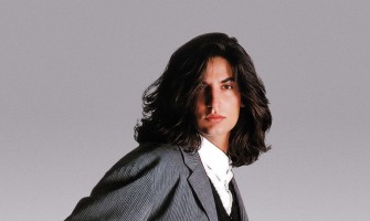 Çelik’in 1995 yılında yayımlanan ve müzik kariyerinin unutulmaz çalışmalarından biri olarak hafızalarda yer eden “Benimle Kal” albümü, yıllar sonra plak formatında yeniden hayat buluyor!