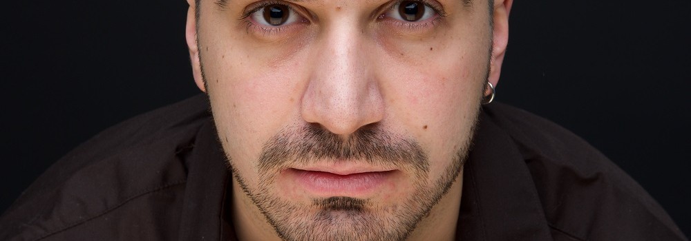 Eren Kozaklı, “Bari” adını verdiği yepyeni single çalışması ile 13 Şubat’ta müzikal yolcuğuna kaldığı yerden devam ediyor!