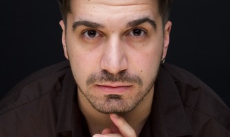 Eren Kozaklı, “Bari” adını verdiği yepyeni single çalışması ile 13 Şubat’ta müzikal yolcuğuna kaldığı yerden devam ediyor!