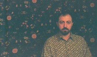 Harun Karagöz sevilen şarkılarına bir yenisini ekliyor: “tebeşirle yazılmış bazı yazılar”, 6 Mart’ta yayında!