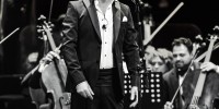 Levent Yüksel, eşsiz bir konser deneyimi yaşatan “Medcezir (30. Yıl Senfonik) – Live” adlı yepyeni  teklisini 9 Mayıs’ta piyasaya sunuyor!