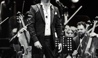 Levent Yüksel, eşsiz bir konser deneyimi yaşatan “Medcezir (30. Yıl Senfonik) – Live” adlı yepyeni  teklisini 9 Mayıs’ta piyasaya sunuyor!