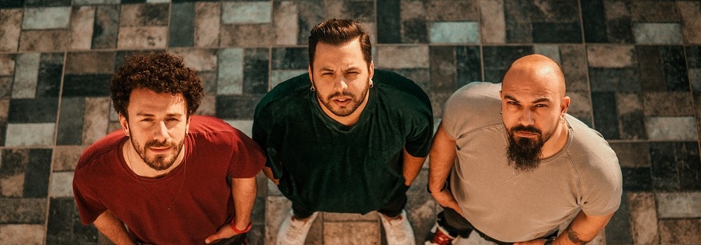 Rock-alternatif sahnesinin üretken gruplarından Kaset, yeni single çalışması “Geri Vites” ile 7 Ağustos’ta yayında olacak!