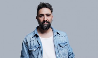 Selçuk Abay, “Bir Gülüş Bana Yeter” adını verdiği yepyeni single çalışması ile 8 Ağustos’ta etkileyici bir geri dönüş yapıyor!