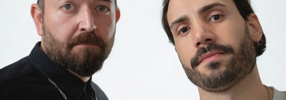 Türkçe indie müziğin başarılı ikilisi Emre Akbay ve Cüneyt Çakal, yeni single’ları “Alev Alev” ile 27 Şubat’ta yayında olacak!