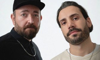 Türkçe indie müziğin başarılı ikilisi Emre Akbay ve Cüneyt Çakal, yeni single’ları “Alev Alev” ile 27 Şubat’ta yayında olacak!