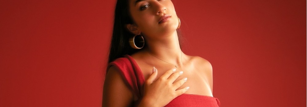 Türkçe müziğin yepyeni seslerinden Selin Kurbanzade, “Bana Müsaade” ile 5 Eylül’de müzik dünyasına güçlü bir giriş yapıyor!