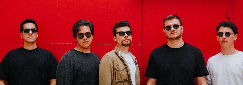 Türkçe rock sahnesinin yükselen ismi Karambol, sevilen şarkılarına bir yenisi ekliyor: “Geçmişim Evim  Gibi”, 2 Ekim’de sizlerle!