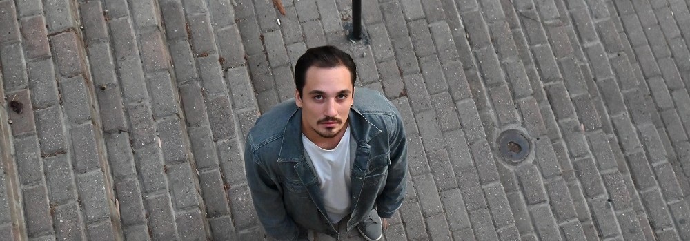 Üretken sanatçı Femrez, “Duvarlar” adını verdiği yepyeni single çalışmasını 13 Şubat’ta piyasaya sunuyor!